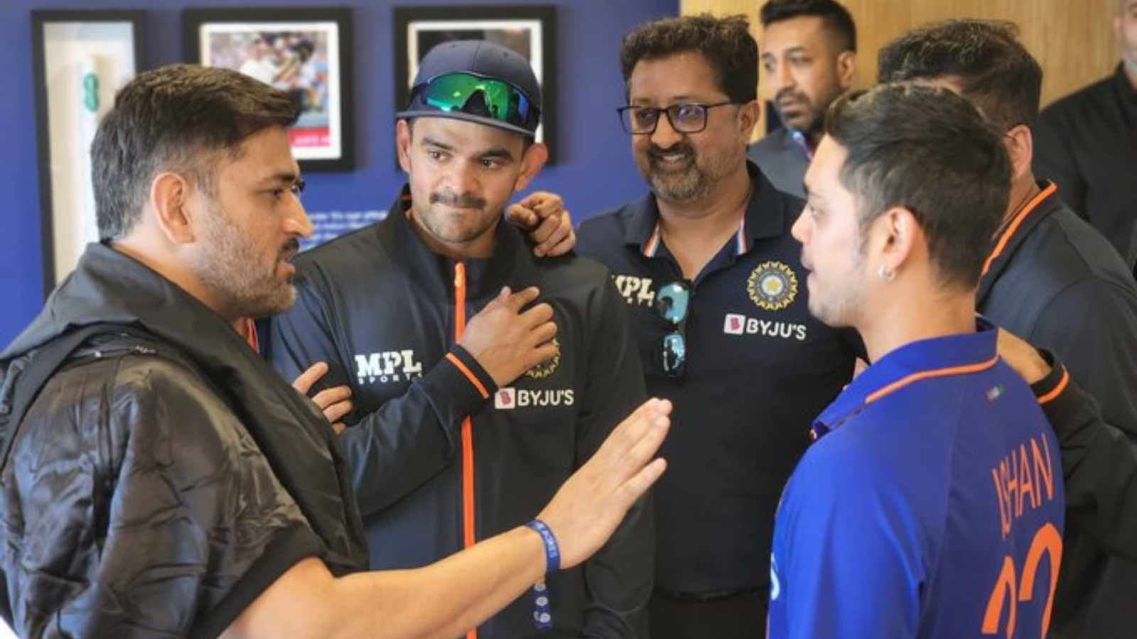 MS Dhoni visits Indian dressing room in Edgbaston; picture goes viral