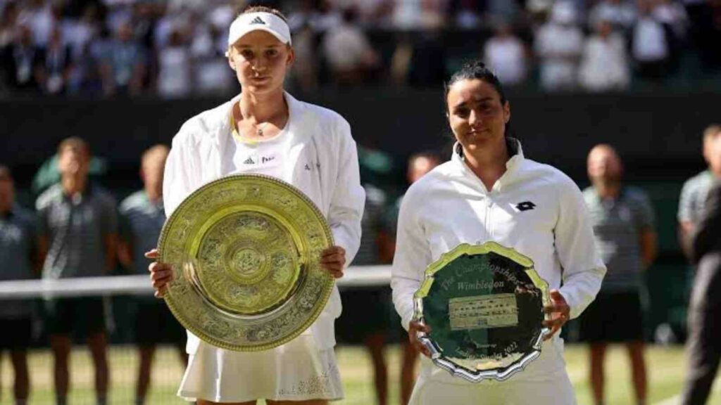 Elena Rybakina and Ons Jabeur with their trophies at the Wimbledon 2022