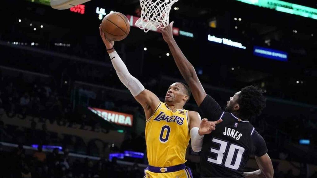 Russell Westbrook attempts a layup vs Kings