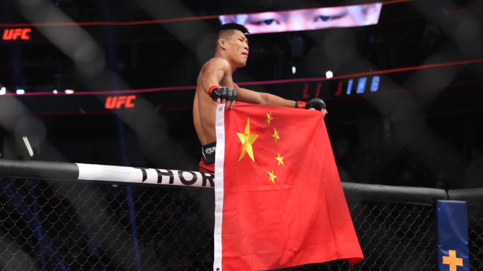 Watch: UFC official snatches away the Chinese flag from Li Jingliang after his victory at UFC Long Island