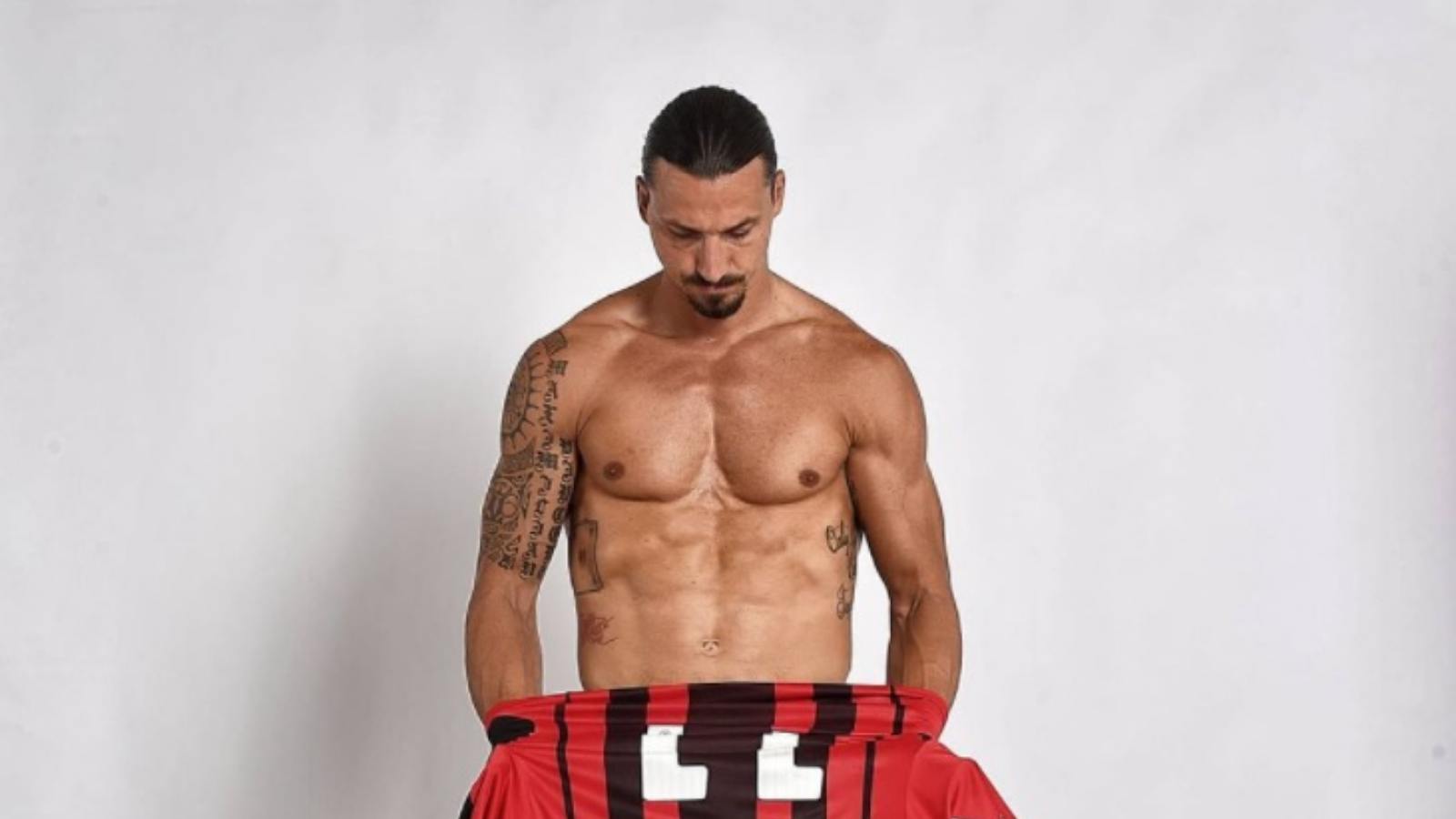 “Different Breed” – 40-year-old Zlatan Ibrahimovic flaunts his shredded physique after signing a new contract extension with AC Milan