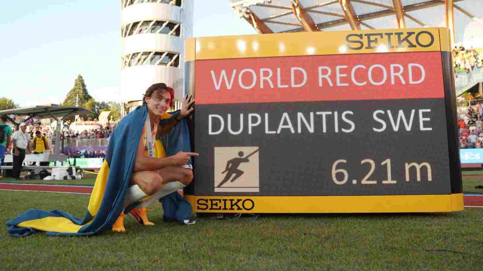 “This guy isn’t stopping anytime soon”: Twitter left speechless as Mondo Duplantis breaks World Record with insane 6.21m to claim pole vault title at World Championships