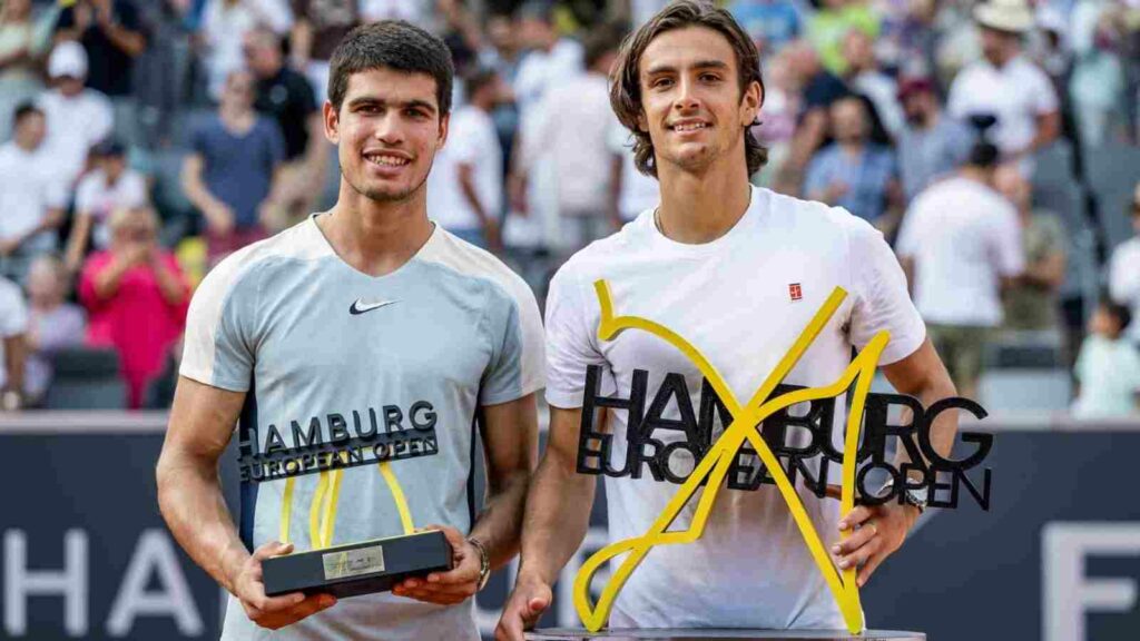 Carlos Alcaraz, Lorenzo Musetti with their tophies at the Hamburg Open