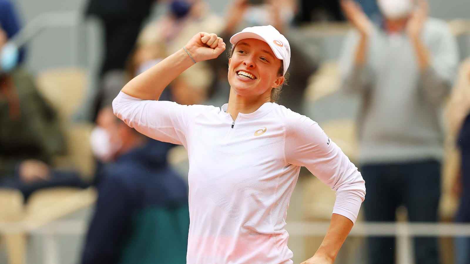 Iga Swiatek joins the list of elite WTA players after she wins her 18th consecutive match on Clay