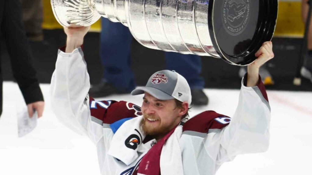 Artturi Lehkonen brings Stanley Cup to Finland