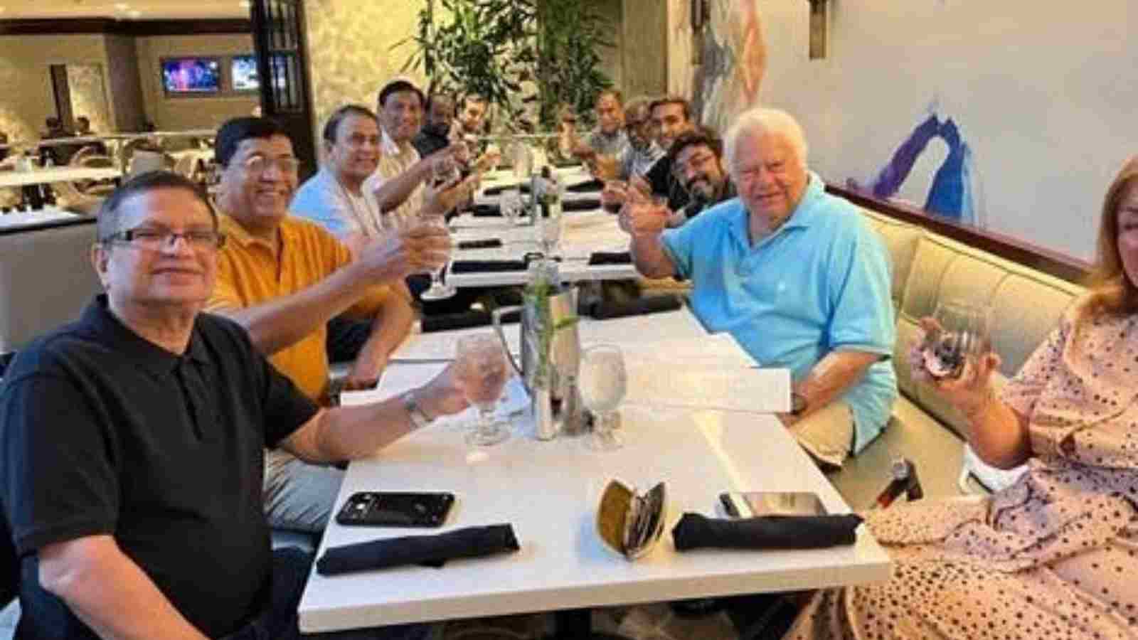 Sunil Gavaskar raises a toast with Clive Llyod, Farokh Engineer and Gundappa Viswanath on the birthday of Sir Garfield Sobers