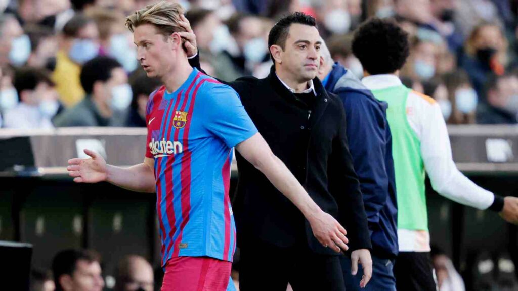 Barcelona manager Xavi and Frenkie de Jong