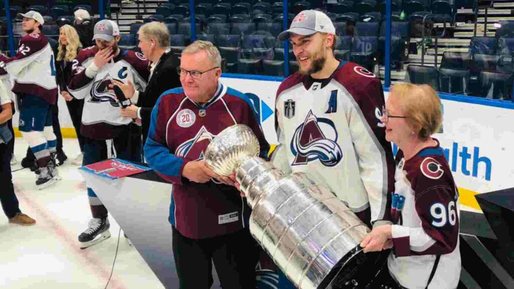 Mikko Rantanen holds the Satnley Cup with his grandparents