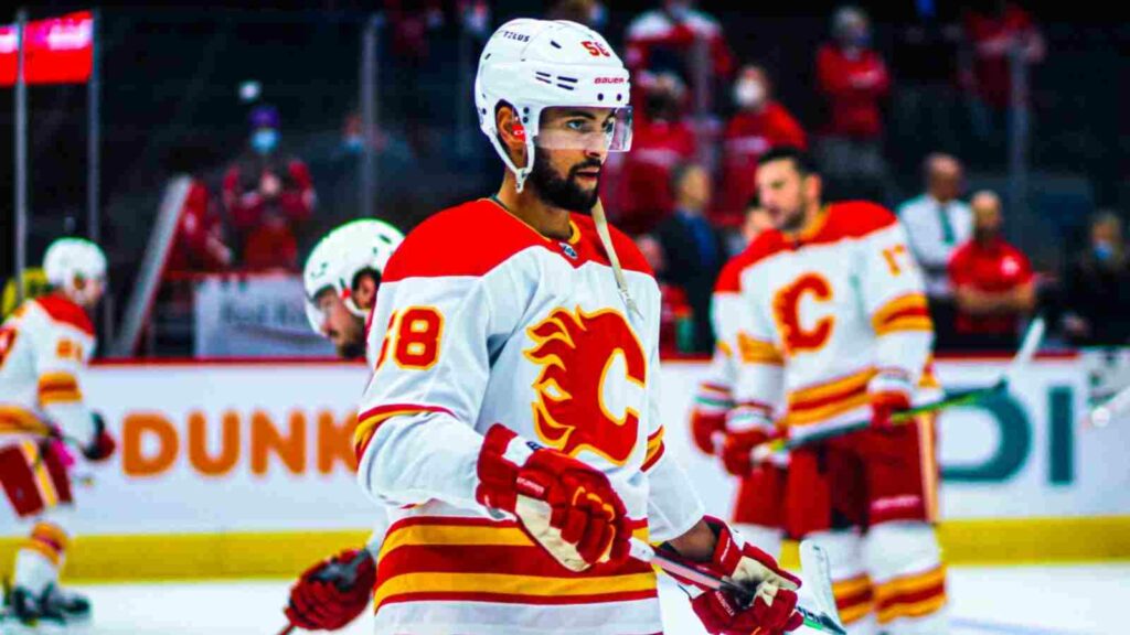 Oliver Kylington signs with Calgary Flames