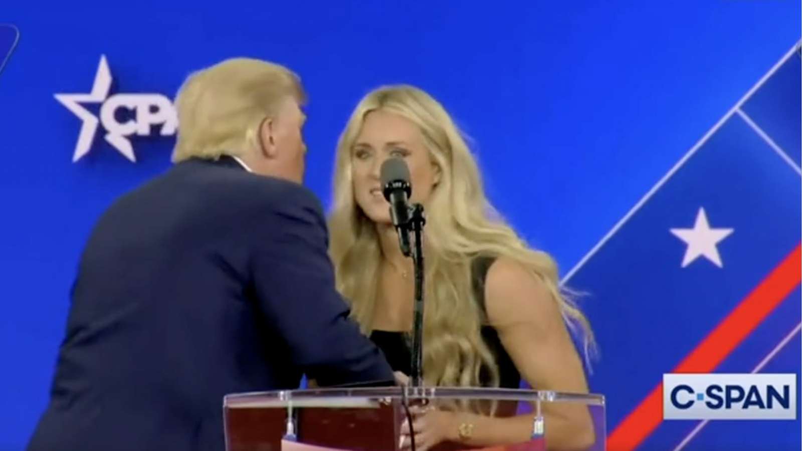 “Swing and kiss” – Swimmer  Riley Gaines dodges Donald Trump’s kiss on stage