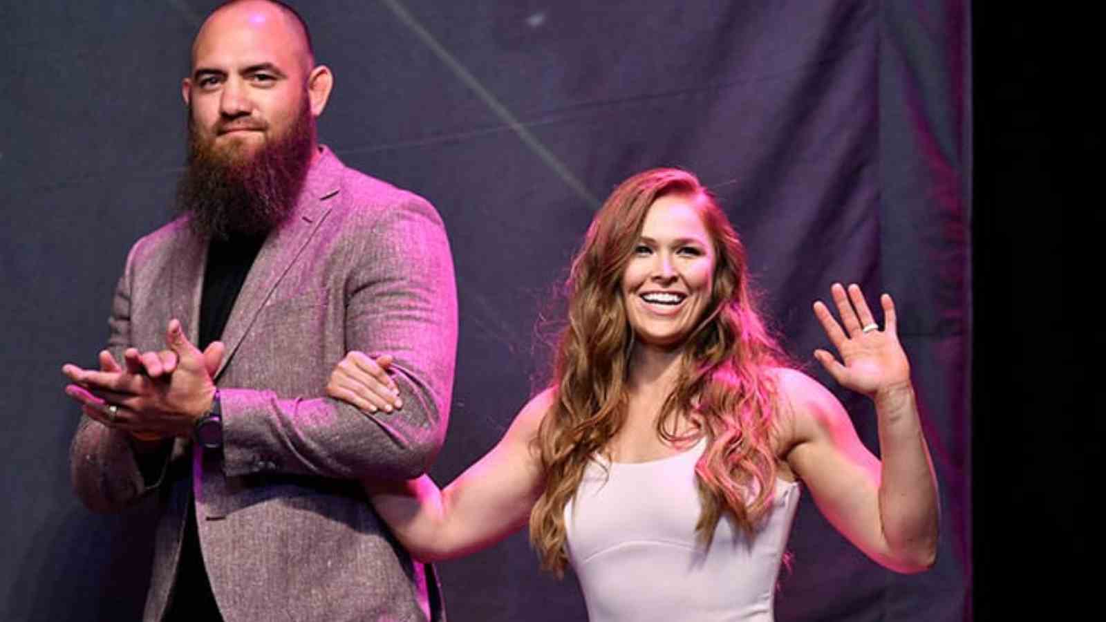 “Looks like you’re holding the D*CK you wish you had”- When former WWE Women’s Champion seemingly referenced Travis Browne as a D*ck