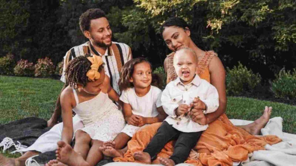 Stephen Curry and Ayesha Curry with their kids