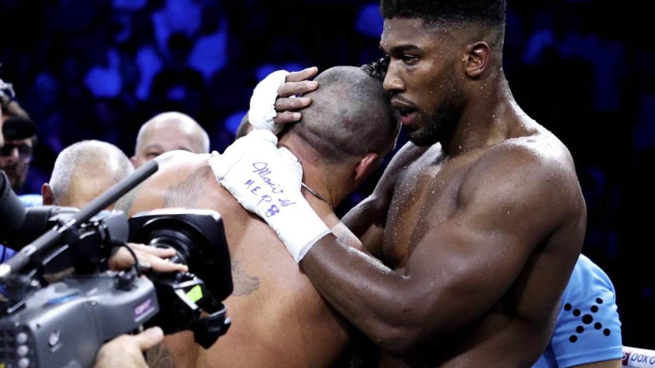 “How did you beat me?” – Anthony Joshua confronted Oleksandr Usyk and threw both his belts away after a monumental loss