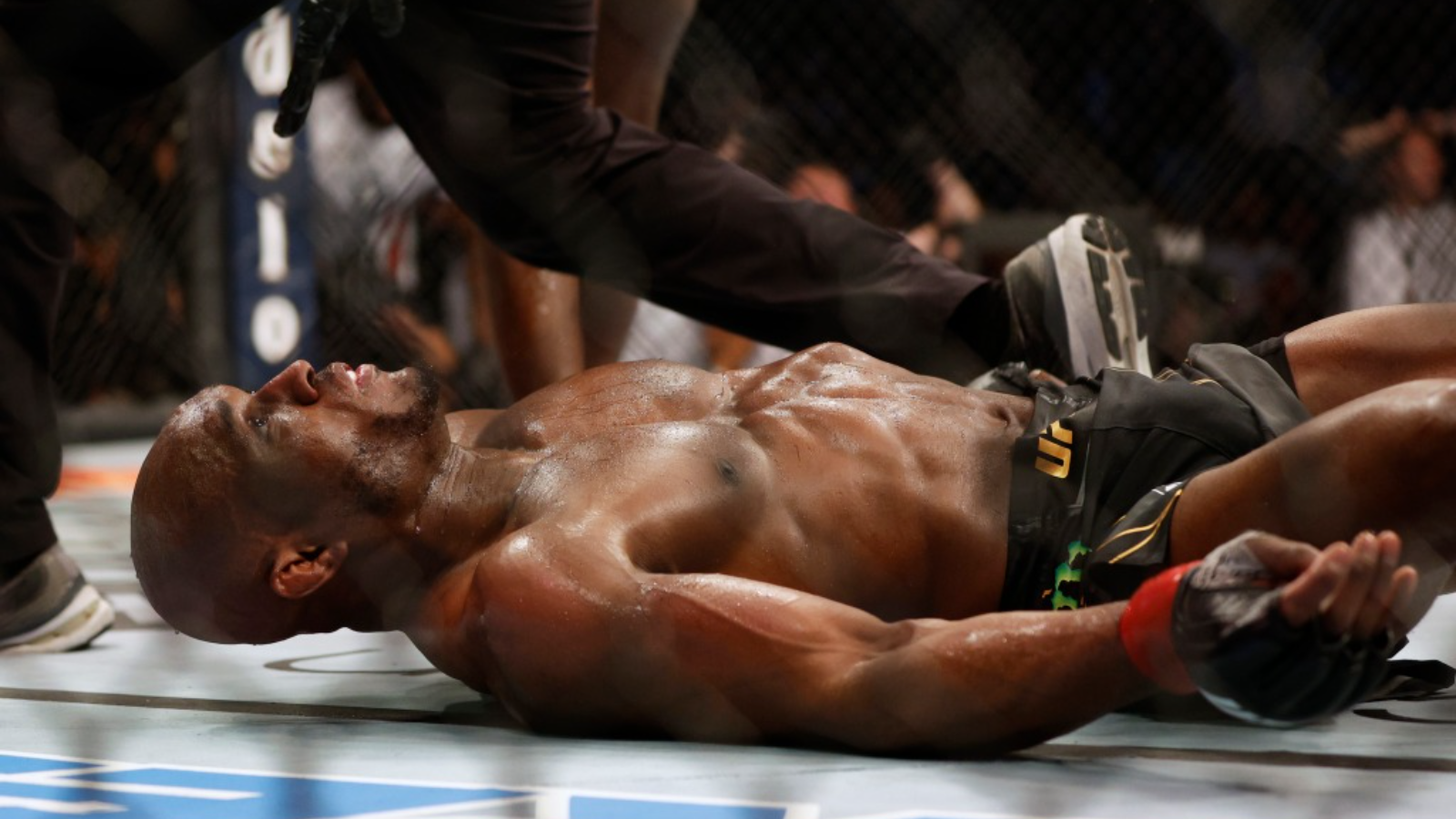 “Faked a d*ck kick only to get head kicked” – Fans LOSE THEIR MINDS as Leon Edwards does the unbelievable to knockout Kamaru Usman at UFC 278