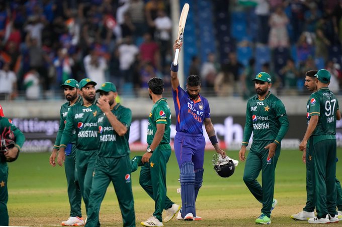 “Zen Mode” Hardik Pandya smashes huge six to help India avenge last year’s defeat vs Pakistan; his reaction before the six goes viral