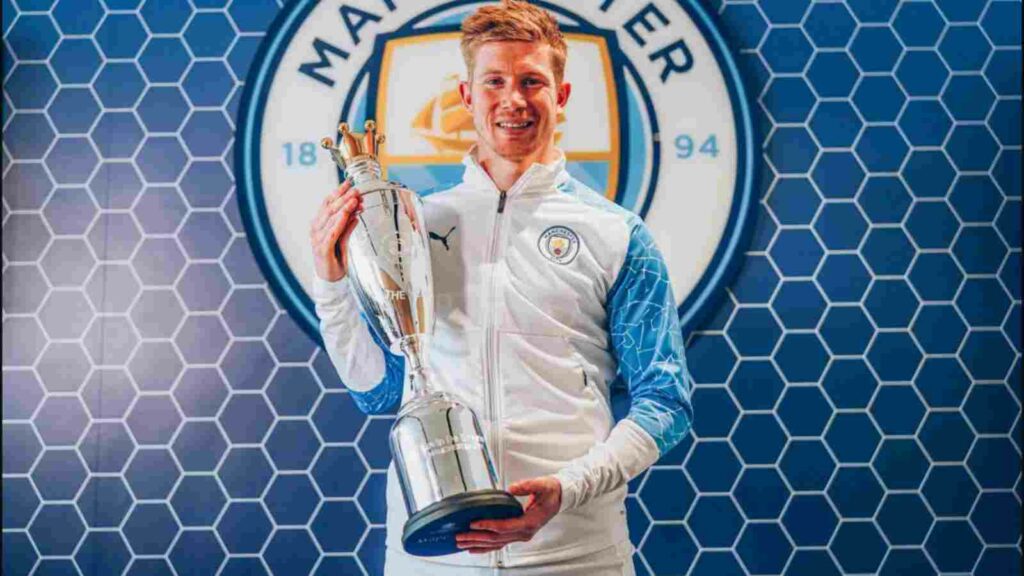 Kevin De Bruyne with his Player of the Year Trophy 