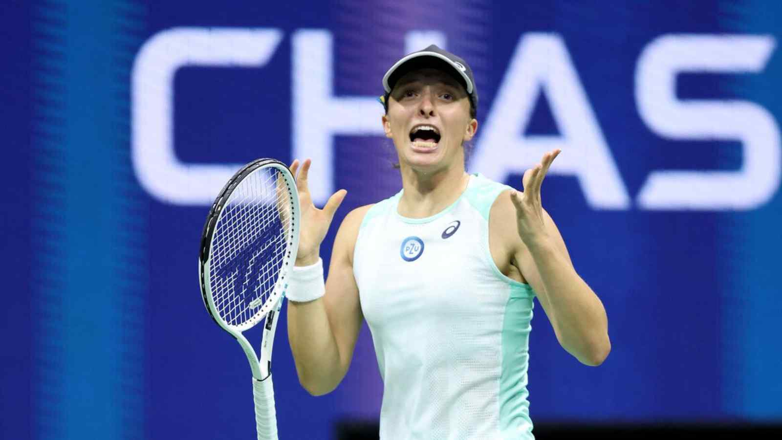 “Her behavior is disgraceful” Iga Swiatek called out on social media for distracting Ons Jabeur as she changed racquets during the championship point