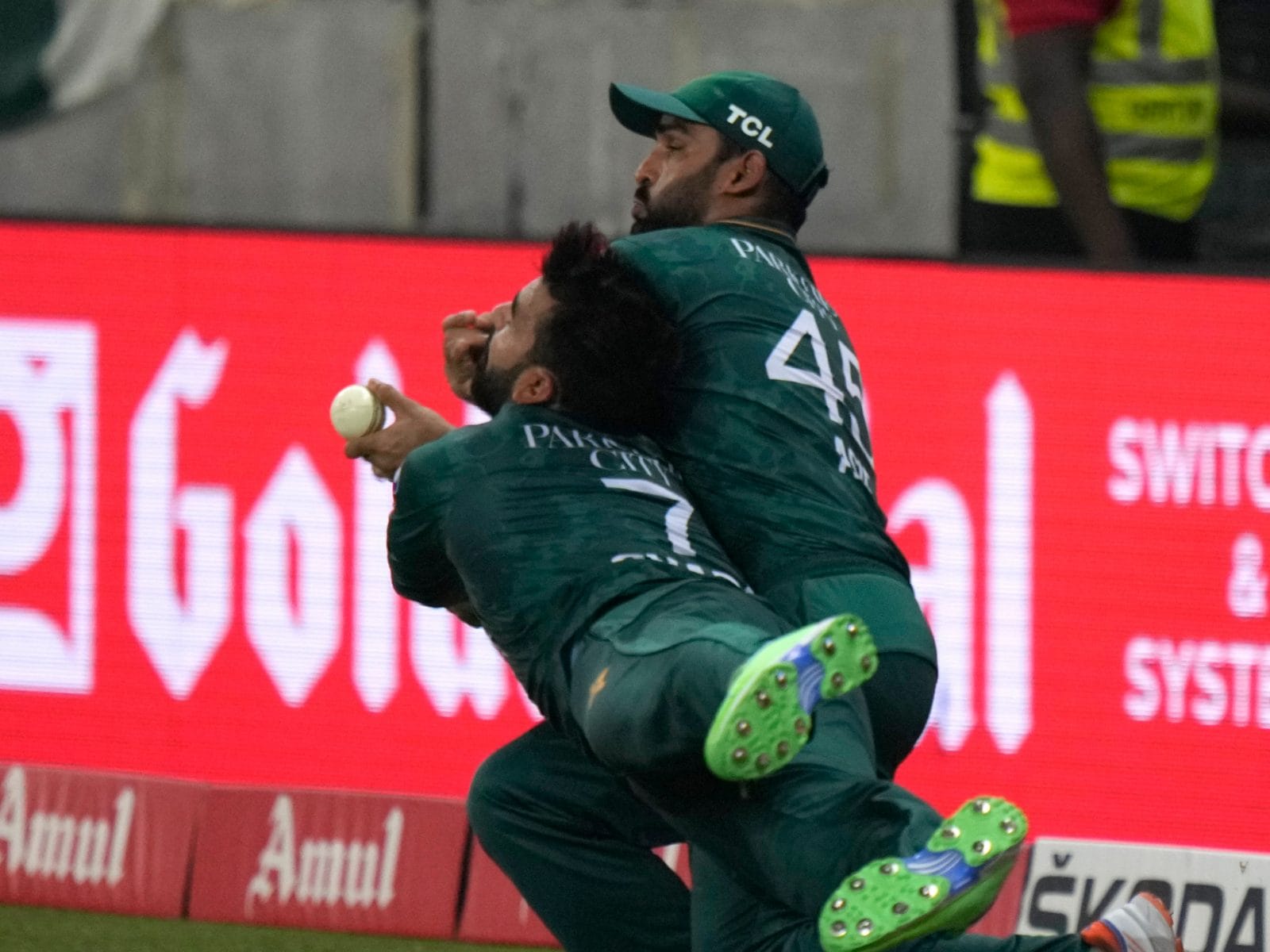 WATCH: Deja Vu strikes again for PAK; Shadab Khan awfully collides with Asif Ali in a drop catch