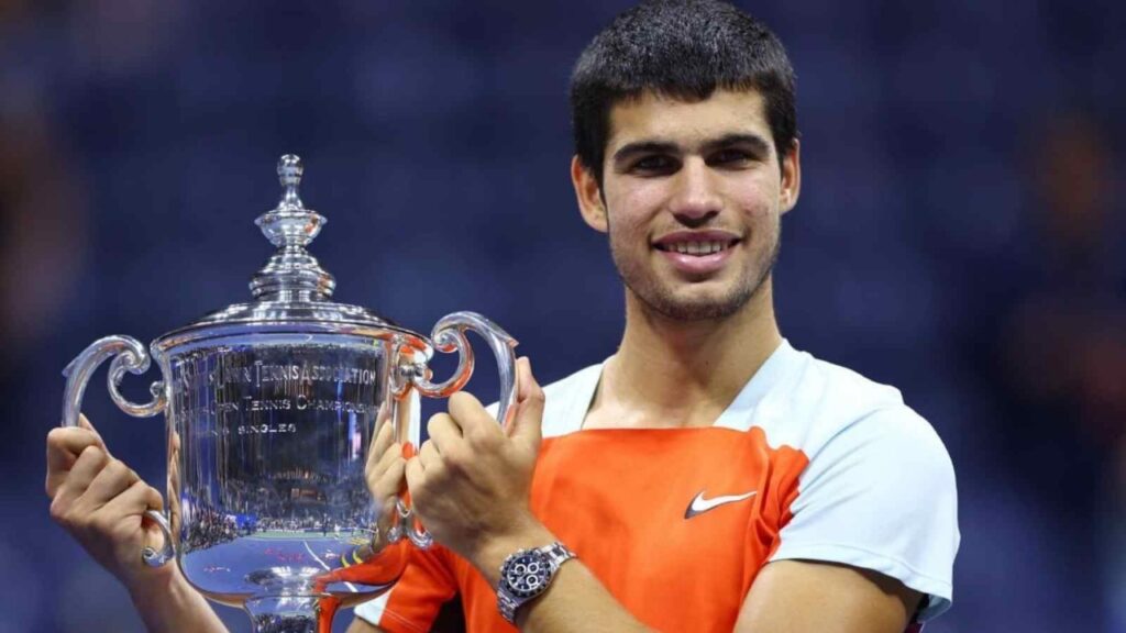 Carlos Alcaraz with his US Open trophy