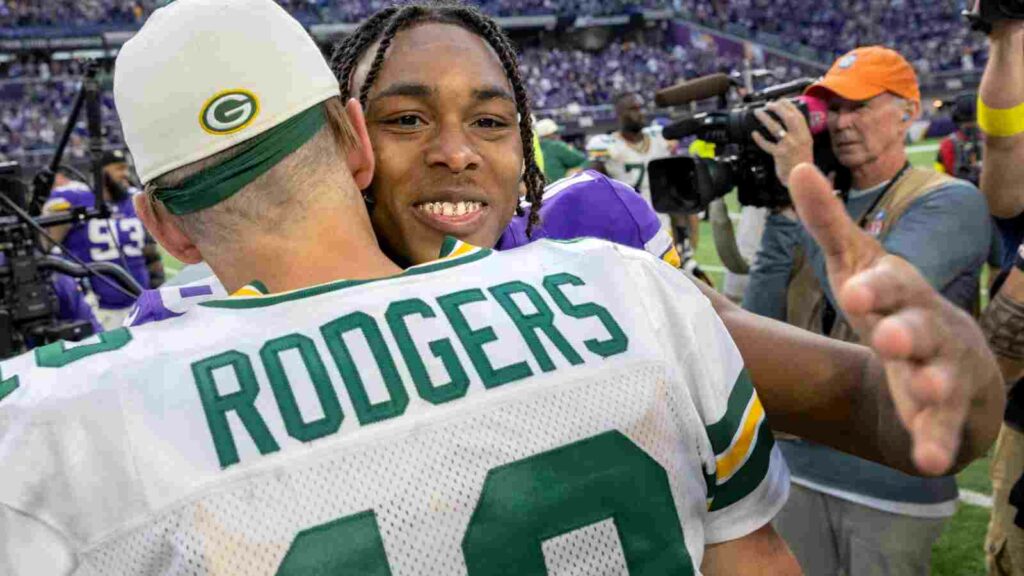 Aaron Rodgers hugging Justin Jefferson