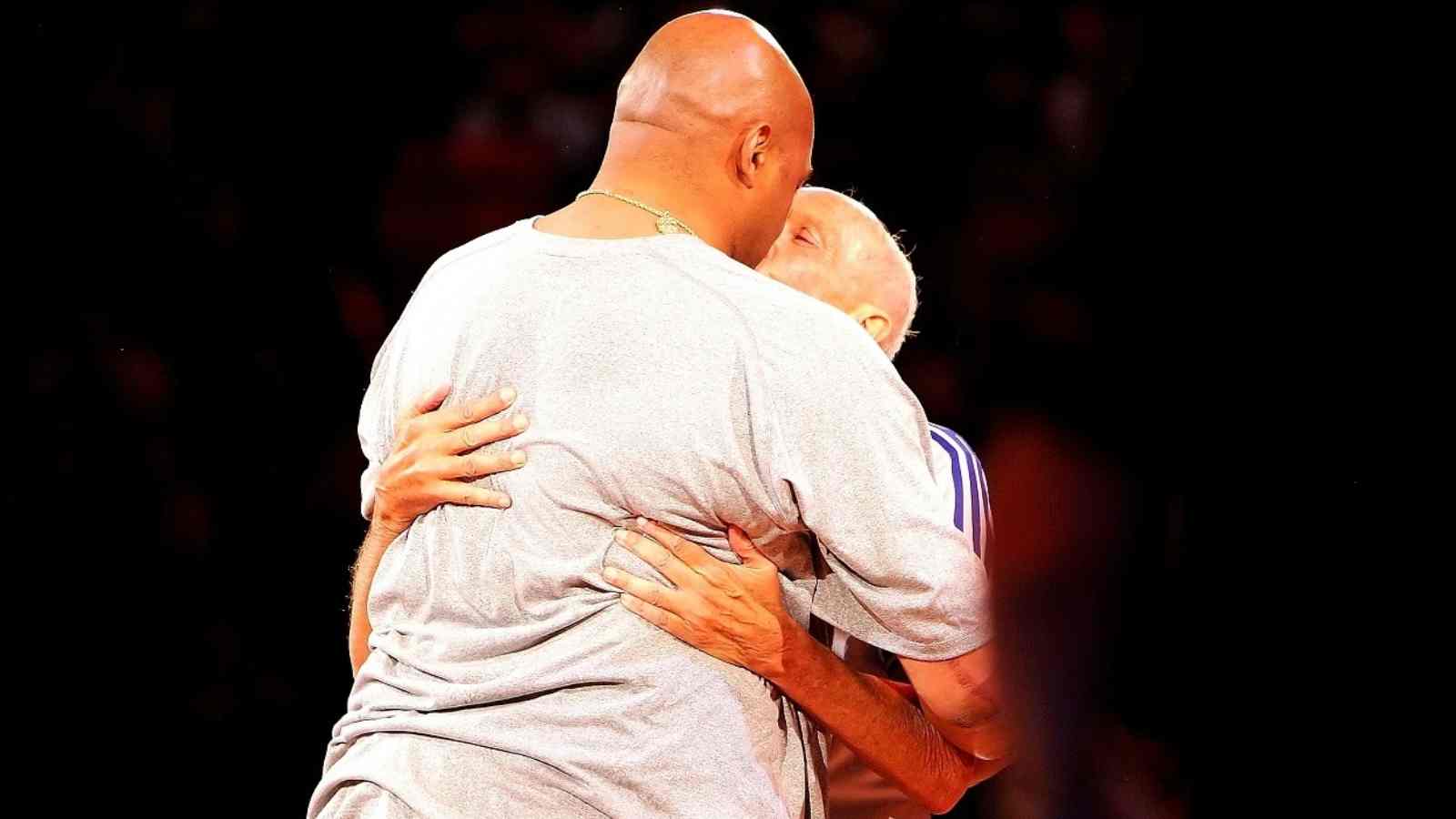 “I’ll SMOOCH you a** out” Charles Barkley kissed 67-year-old NBA ref for benefitting $55,000 to charity