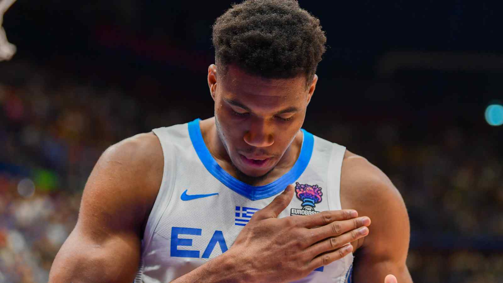 “Better than your dad jokes” NBA Fans finally encourage Giannis Antetokounmpo to be the next William Shakespeare