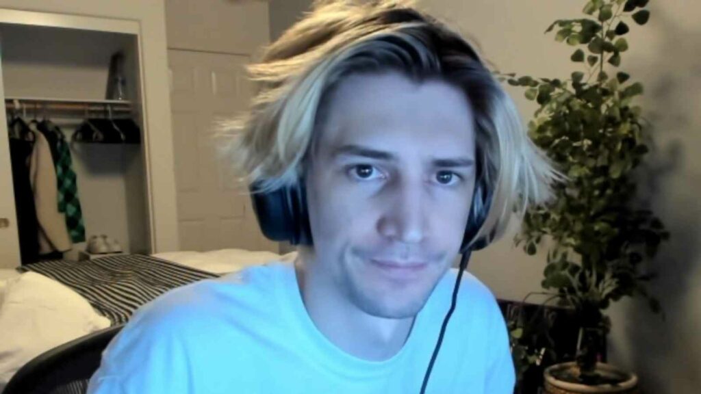 "It's a bad look": xQc accuses Pokimane of being a clout chaser using gambling drama as her platform