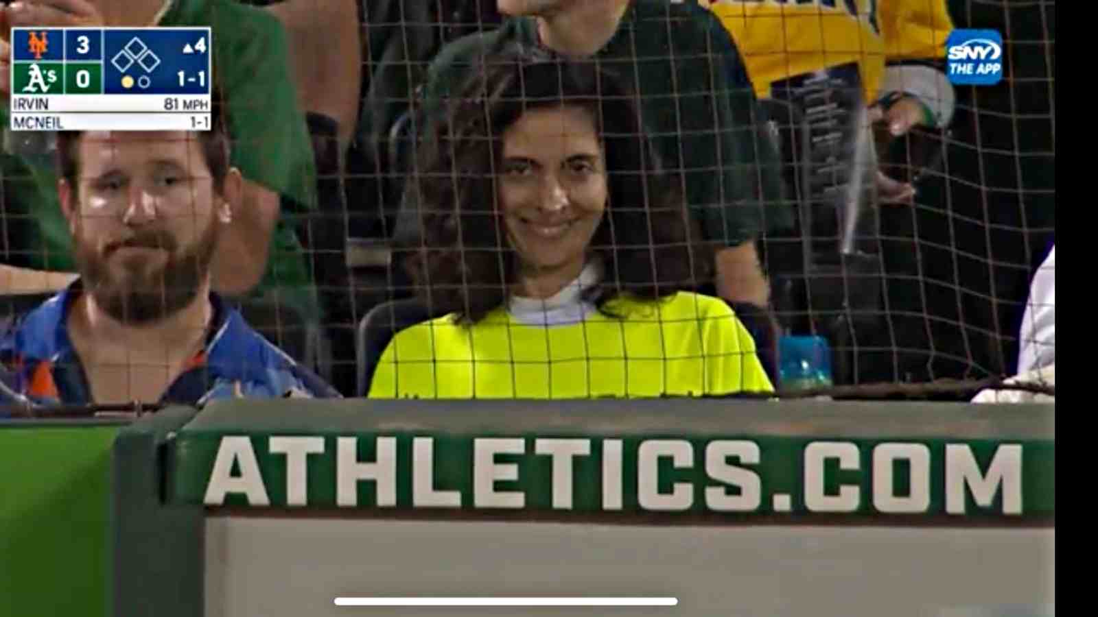 “Make them stop and stare”- Spooky New York Mets’ fan haunts the spectators with a sinister smile on Live-Telecast