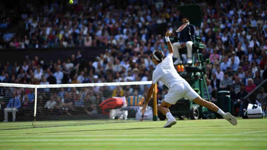 Roger Federer in action during the 2021 Wimbledon quarter-finals - IMAGO / PanoramiC