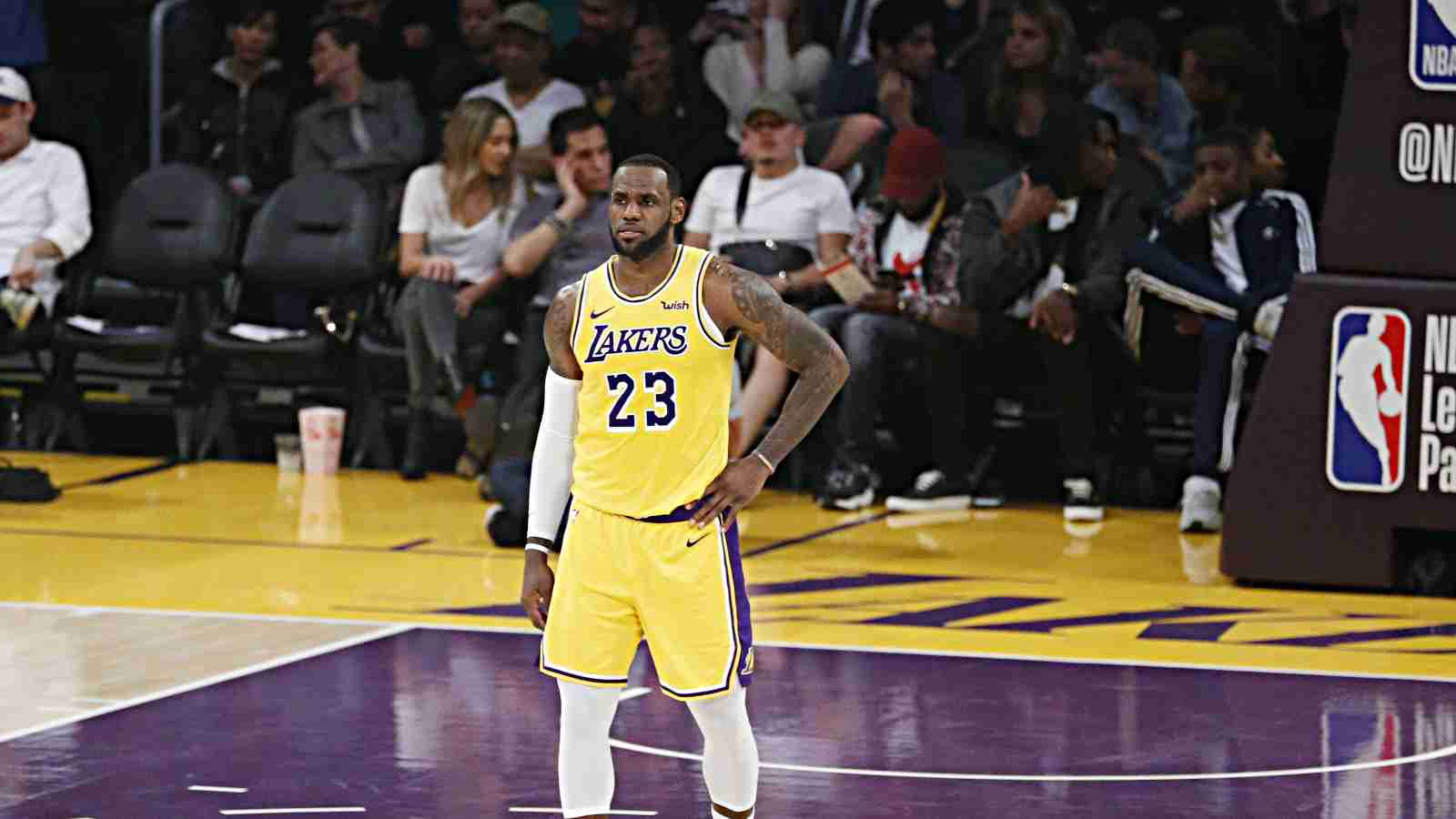 “He’s a real life BLACK ADAM” LeBron James runs back from half court to make career’s most sensational chase down block vs Clippers