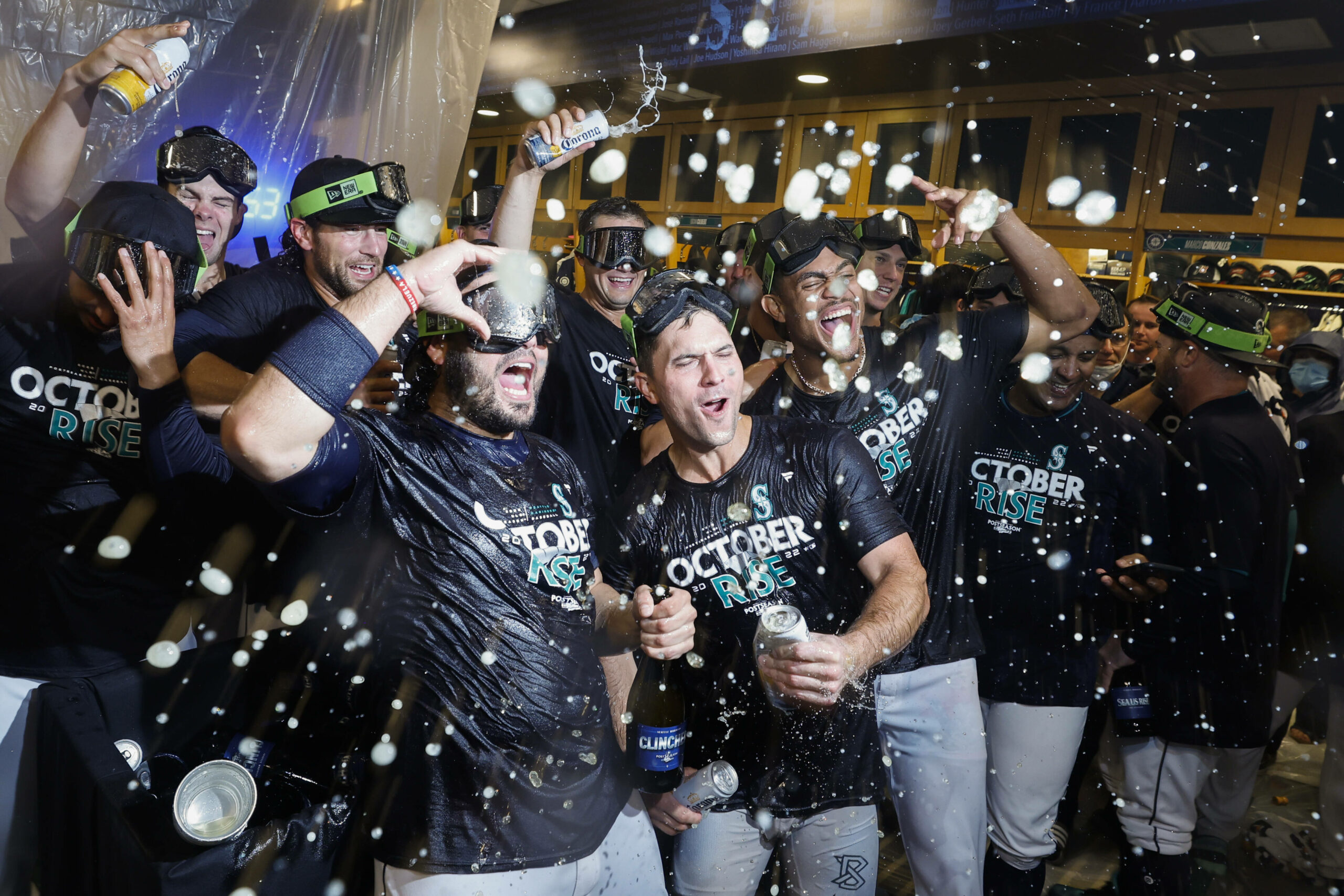 “The curse is lifted” MLB Twitter reacts to Seattle Mariners AL wild-card berth after 21 years, fans go ecstatic