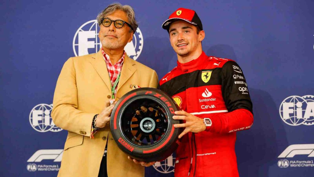 Charles Leclerc receiving the Singapore GP pole position award (Images through IMAGO / PanoramiC)