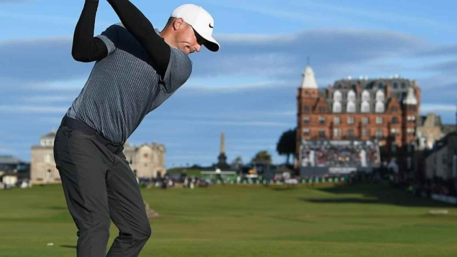 Watch: Lucky bounce off hotel building helps ‘Spiderman’ Alex Noren catapult close to major qualification