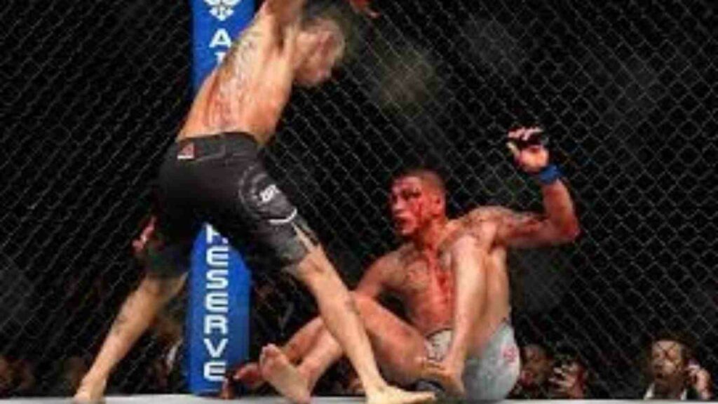 Tony Ferguson (L) putting a beating on Anthony Pettis (R)