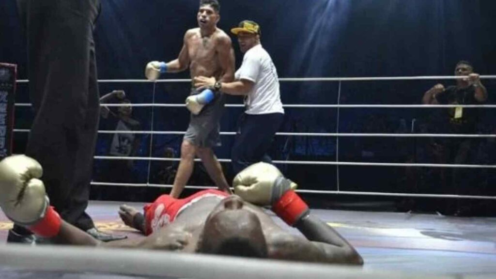 Alex Pereira (standing) knocks out Israel Adesanya (R) in their kickboxing bout in 2017.