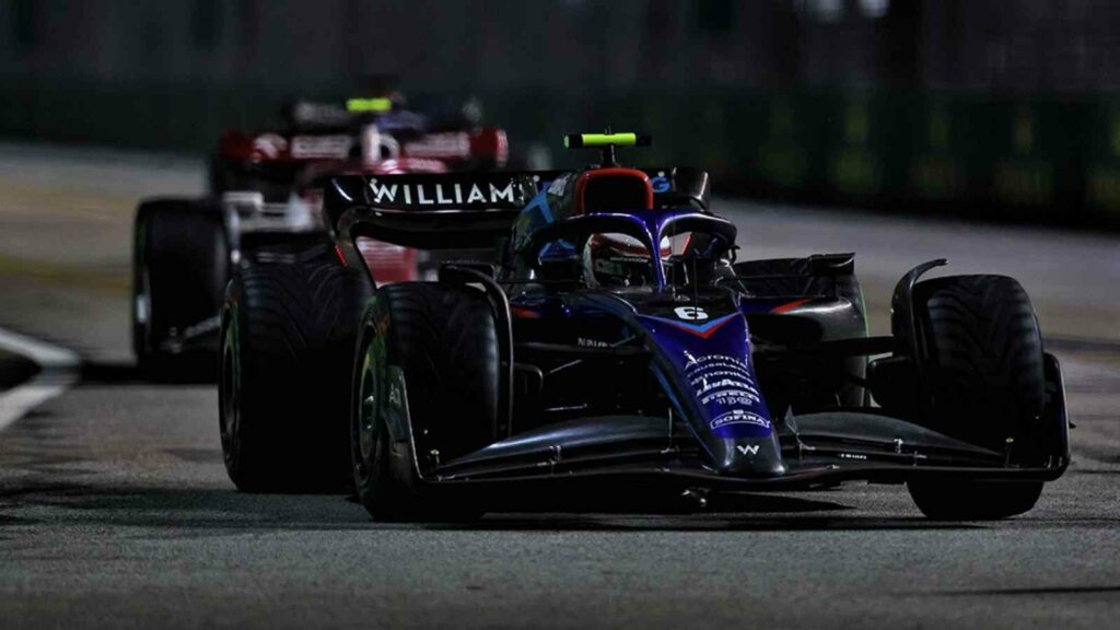 Nicholas Latifi in front of Zhou Guanyu in the Singapore GP