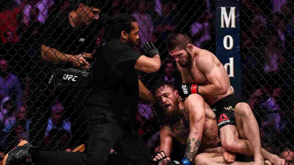 Khabib nurmagomedov (L) finishes Conor McGregor in 2018.