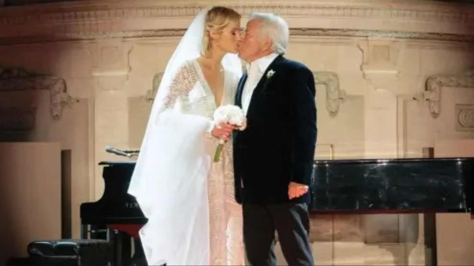 “He’s added another ring” Patriots owner Robert Kraft marries Dana Blumberg in an impromptu wedding including many celebrities