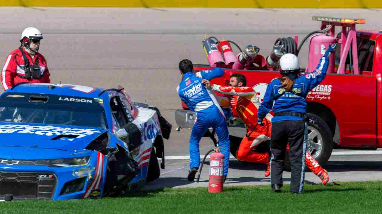 “If this were in reverse, it would be considered a hate crime,” NASCAR Twitter reacts to  Bubba Wallace shoving Kyle Larson after their Las Vegas crash