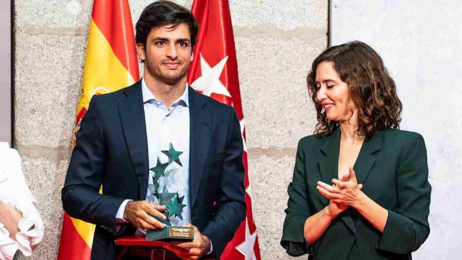 Carlos Sainz receives the ‘Best Male Athlete’ award from the Community of Madrid