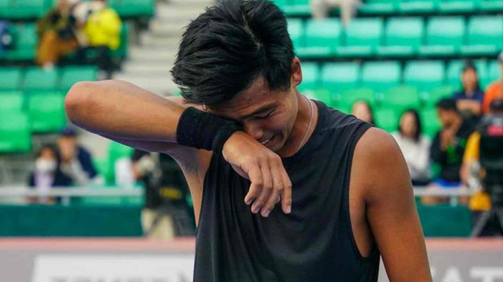 WATCH: Australian youngster Li Tu sobs uncontrollably post winning maiden ATP title weeks after losing his mother to cancer