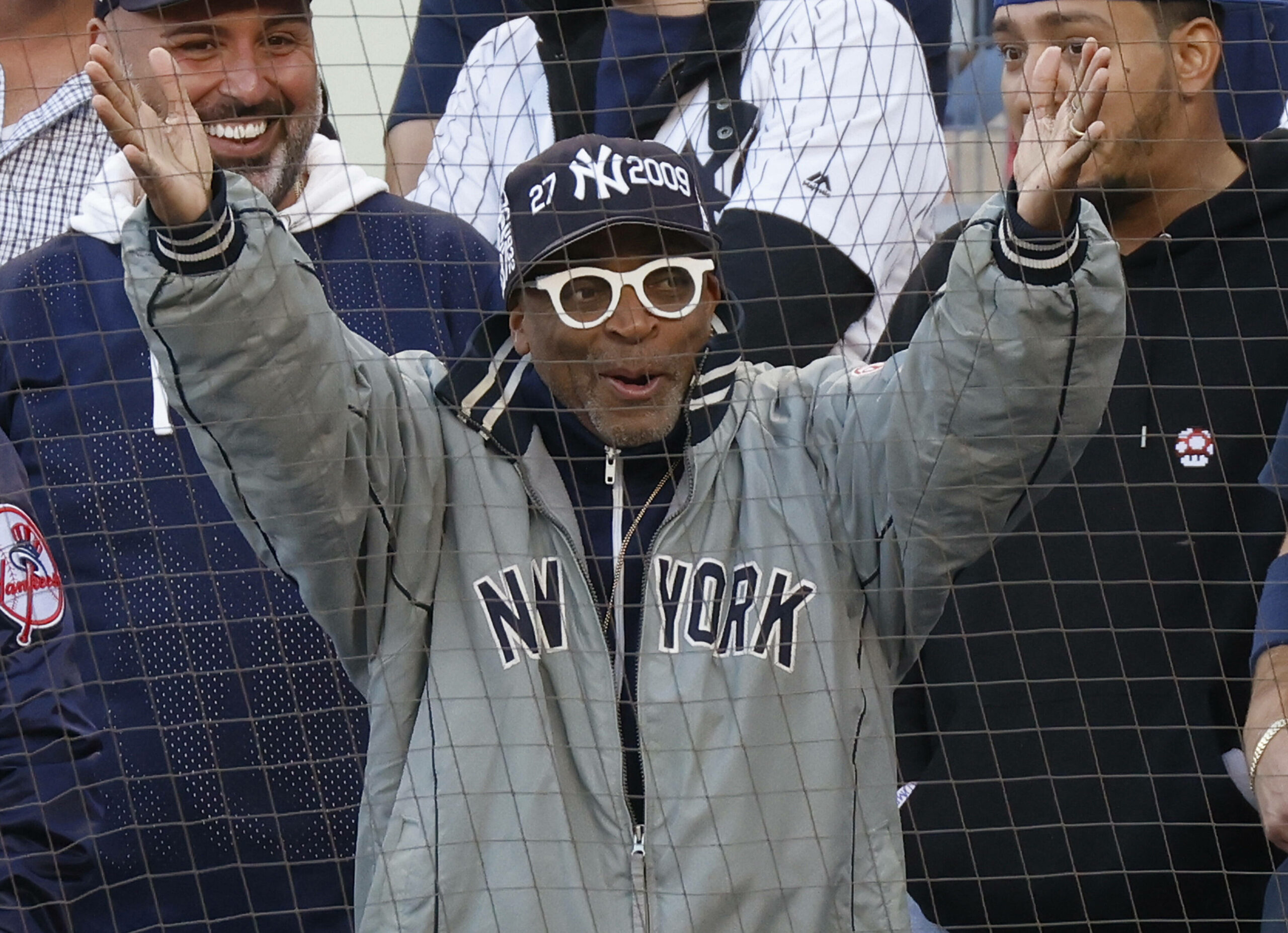 “Lee at Yankees game, because the Knicks suck”- Spike Lee asked to leave the Madison Square Garden, spent around $300,000 on courtside tickets for the New York Knicks