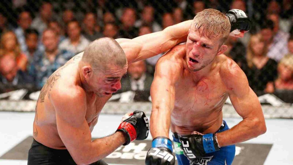 TJ Dillashaw (R) defeats Renan Barao (L) to win the bantamweight belt in 2014