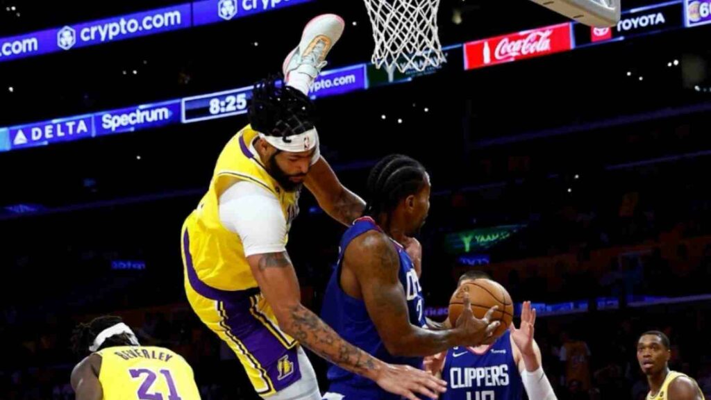 Anthony Davis falls to the ground after Kawhi Leonard's pump fake