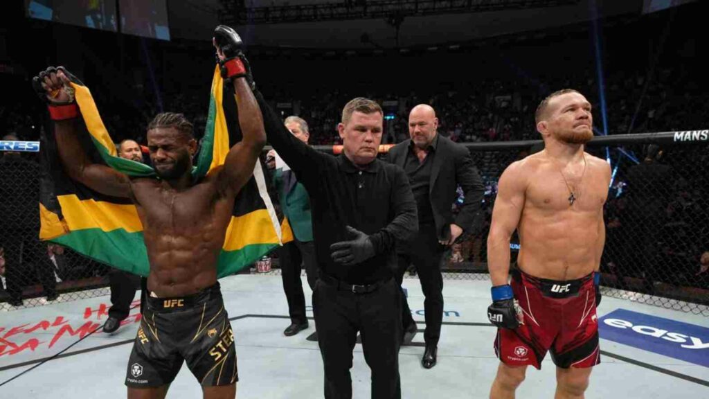 Aljamain Sterling (L) emerged the bonafide winner over Petr Yan in the second iteration of their fight in 2022