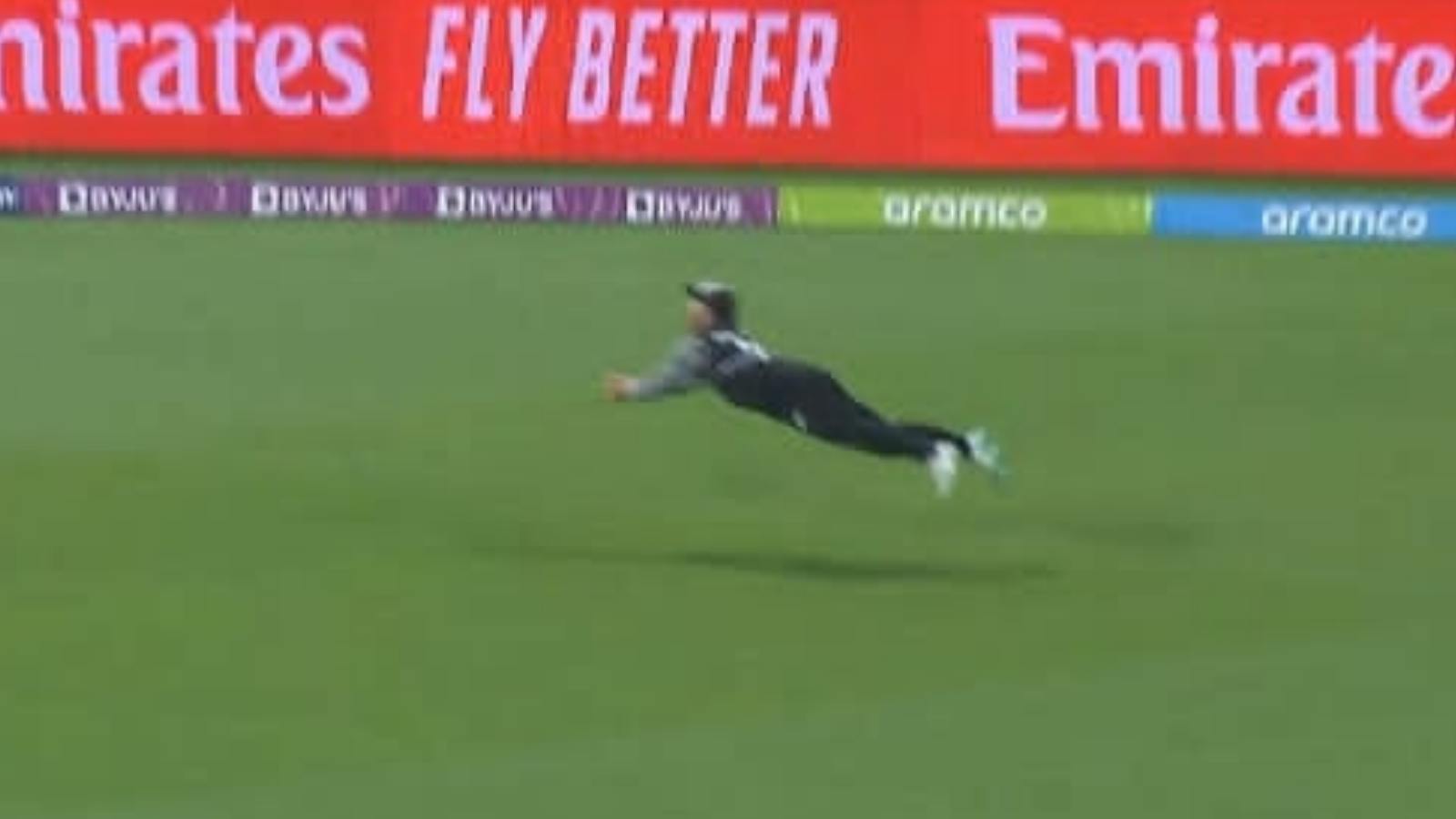 WATCH: “Sorry Emirates… Glenn Phillips flies better,” Glenn Phillips puts in an incredible acrobatic effort to grab an ABSOLUTE stunner