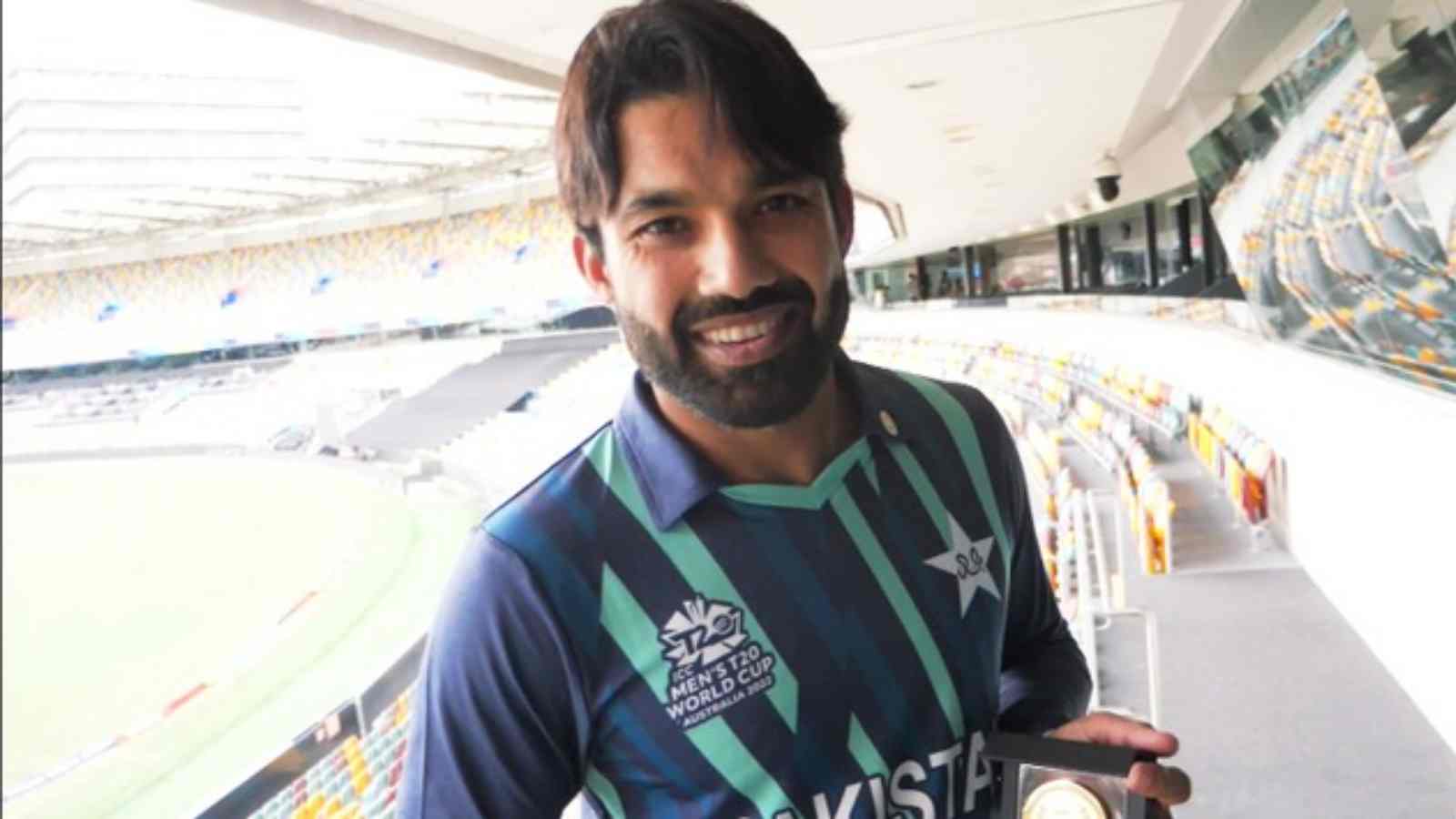 WATCH: “India me aayenge to waha dikhayenge”- Mohammad Rizwan’s jolly interaction with Indian fans breaks the internet