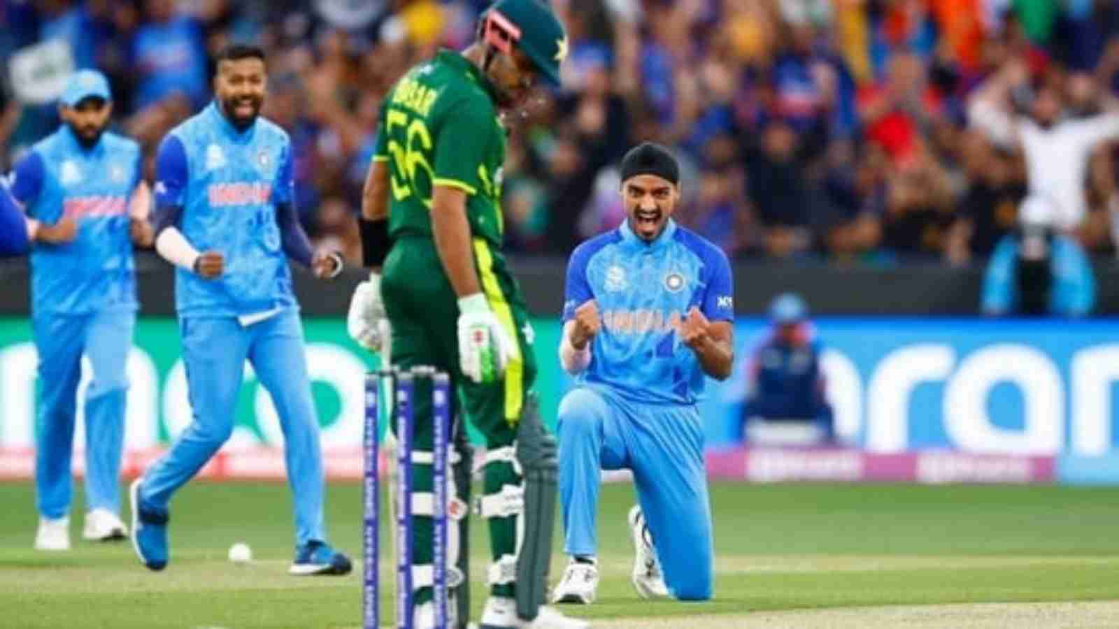 IND vs PAK 2022: “Arshdeep aaj dabur ka tel laga ke aya hai”- Fans heap praise on Arshdeep Singh as he dismisses Babar Azam for a golden duck