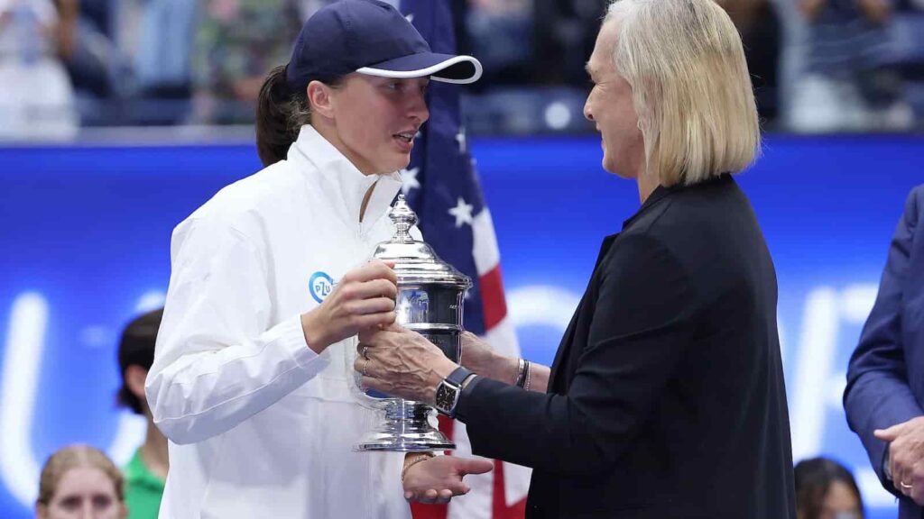 Iga Swiatek gets the 2022 US Open trophy by Martina Navratilova