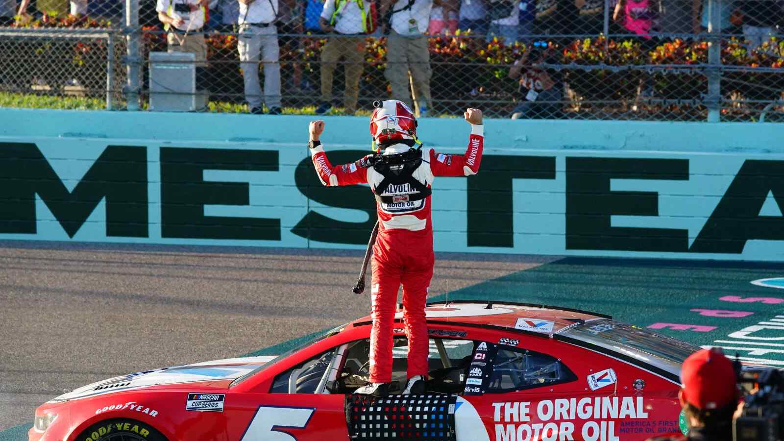 “All he had to do is spin the leader on pit road! No talent clown,”  NASCAR Twitter reacts to Kyle Larson’s perfect win at Homestead